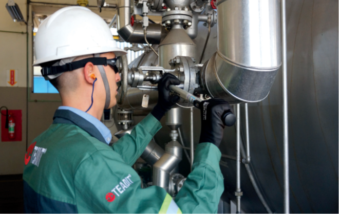 Cover TEADIT 1 TEADIT®’s Sealing Solutions for Leak-Free Operation: Engineering Seals for Bolted Flange Joints and Valve Systems